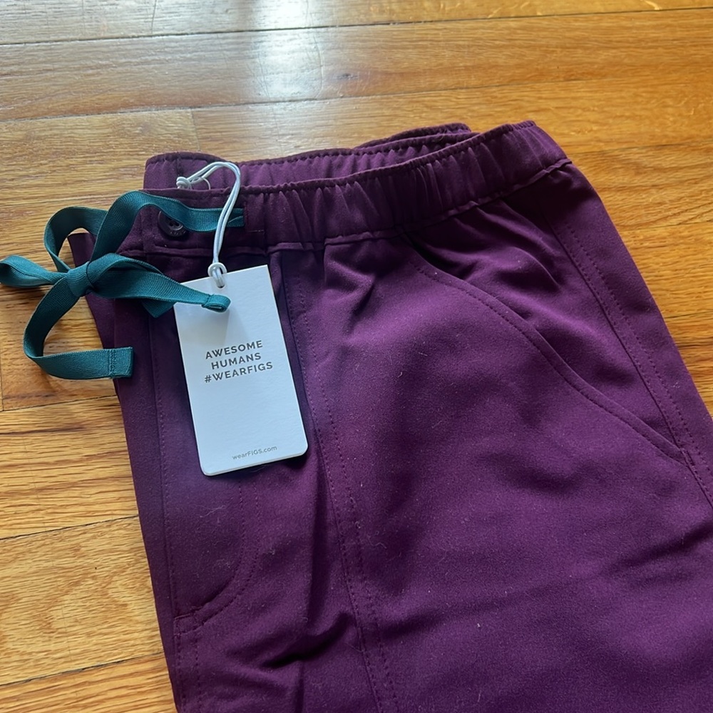 BRAND NEW men’s Figs scrub pants Cairo size Medium in Deep Purple